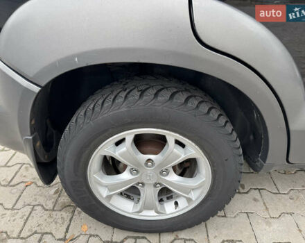 Черный Хендай Туксон, объемом двигателя 2 л и пробегом 157 тыс. км за 8900 $, фото 15 на Automoto.ua