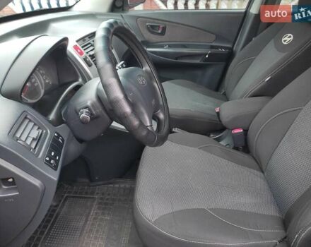 Черный Хендай Туксон, объемом двигателя 2 л и пробегом 237 тыс. км за 7500 $, фото 18 на Automoto.ua