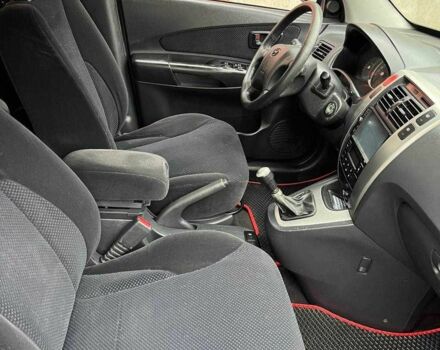 Черный Хендай Туксон, объемом двигателя 2 л и пробегом 270 тыс. км за 7600 $, фото 3 на Automoto.ua