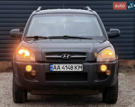 Черный Хендай Туксон, объемом двигателя 2 л и пробегом 252 тыс. км за 7200 $, фото 4 на Automoto.ua