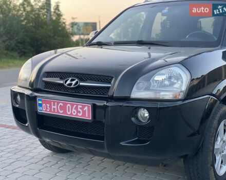 Черный Хендай Туксон, объемом двигателя 2 л и пробегом 250 тыс. км за 7950 $, фото 4 на Automoto.ua
