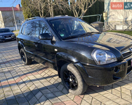 Черный Хендай Туксон, объемом двигателя 2 л и пробегом 149 тыс. км за 8250 $, фото 2 на Automoto.ua