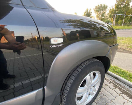 Черный Хендай Туксон, объемом двигателя 1.98 л и пробегом 254 тыс. км за 7700 $, фото 5 на Automoto.ua