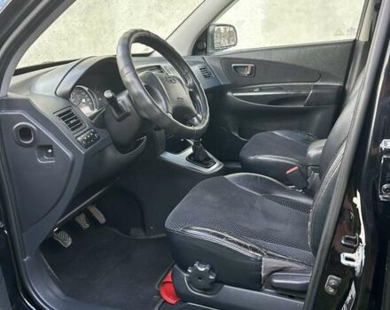 Черный Хендай Туксон, объемом двигателя 2 л и пробегом 255 тыс. км за 8300 $, фото 10 на Automoto.ua