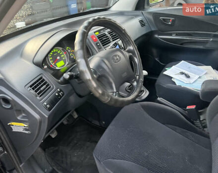 Черный Хендай Туксон, объемом двигателя 2 л и пробегом 276 тыс. км за 7450 $, фото 31 на Automoto.ua