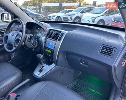 Черный Хендай Туксон, объемом двигателя 2 л и пробегом 230 тыс. км за 7500 $, фото 31 на Automoto.ua