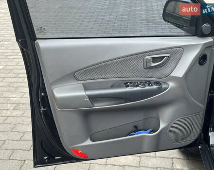 Черный Хендай Туксон, объемом двигателя 2 л и пробегом 107 тыс. км за 8900 $, фото 20 на Automoto.ua