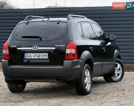 Черный Хендай Туксон, объемом двигателя 2 л и пробегом 252 тыс. км за 7200 $, фото 6 на Automoto.ua