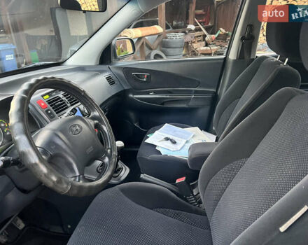 Черный Хендай Туксон, объемом двигателя 2 л и пробегом 276 тыс. км за 7450 $, фото 28 на Automoto.ua