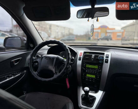 Черный Хендай Туксон, объемом двигателя 2 л и пробегом 252 тыс. км за 7200 $, фото 11 на Automoto.ua