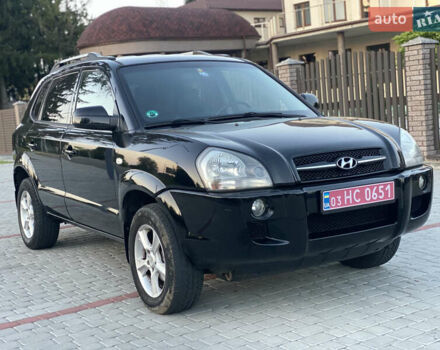 Черный Хендай Туксон, объемом двигателя 2 л и пробегом 250 тыс. км за 7950 $, фото 6 на Automoto.ua