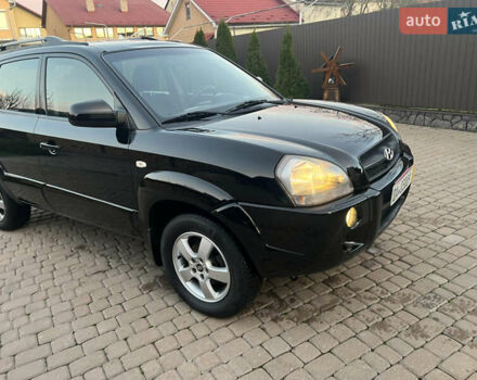 Черный Хендай Туксон, объемом двигателя 2 л и пробегом 276 тыс. км за 7450 $, фото 6 на Automoto.ua