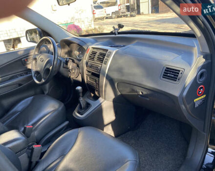 Черный Хендай Туксон, объемом двигателя 2 л и пробегом 149 тыс. км за 8250 $, фото 6 на Automoto.ua