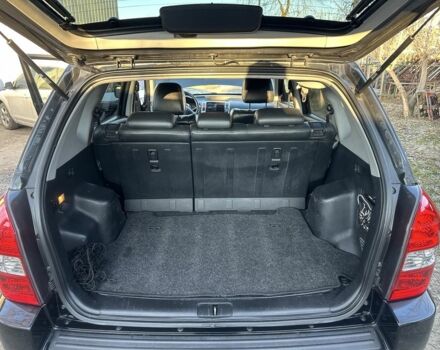 Черный Хендай Туксон, объемом двигателя 2 л и пробегом 205 тыс. км за 8400 $, фото 6 на Automoto.ua