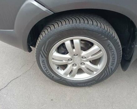Черный Хендай Туксон, объемом двигателя 2 л и пробегом 255 тыс. км за 8700 $, фото 16 на Automoto.ua