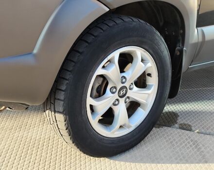 Черный Хендай Туксон, объемом двигателя 2 л и пробегом 82 тыс. км за 7490 $, фото 12 на Automoto.ua