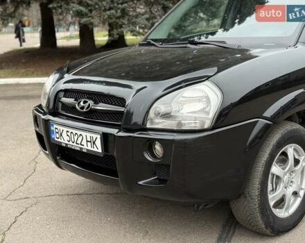 Черный Хендай Туксон, объемом двигателя 1.99 л и пробегом 240 тыс. км за 7200 $, фото 3 на Automoto.ua
