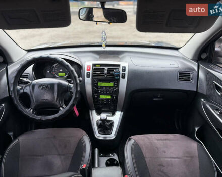 Черный Хендай Туксон, объемом двигателя 2 л и пробегом 252 тыс. км за 7200 $, фото 12 на Automoto.ua