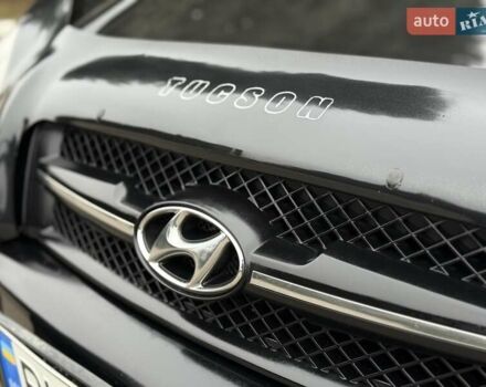 Черный Хендай Туксон, объемом двигателя 1.99 л и пробегом 240 тыс. км за 7200 $, фото 5 на Automoto.ua