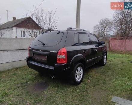 Черный Хендай Туксон, объемом двигателя 2 л и пробегом 237 тыс. км за 7500 $, фото 6 на Automoto.ua