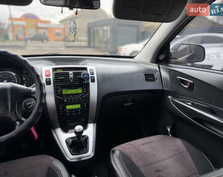 Черный Хендай Туксон, объемом двигателя 2 л и пробегом 252 тыс. км за 7200 $, фото 16 на Automoto.ua