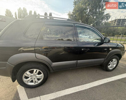 Черный Хендай Туксон, объемом двигателя 2 л и пробегом 218 тыс. км за 6700 $, фото 4 на Automoto.ua