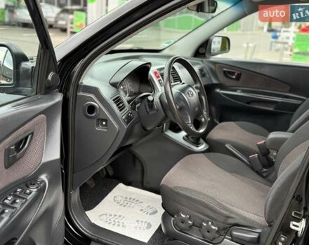 Черный Хендай Туксон, объемом двигателя 1.98 л и пробегом 239 тыс. км за 8700 $, фото 10 на Automoto.ua