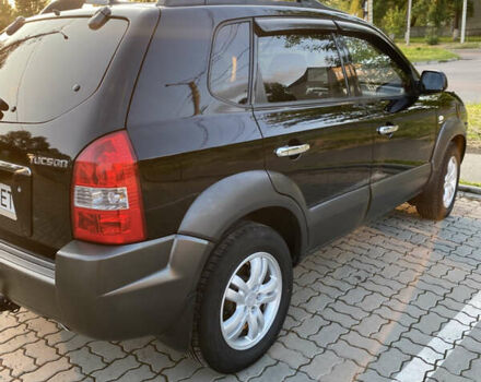 Черный Хендай Туксон, объемом двигателя 1.98 л и пробегом 254 тыс. км за 7700 $, фото 3 на Automoto.ua