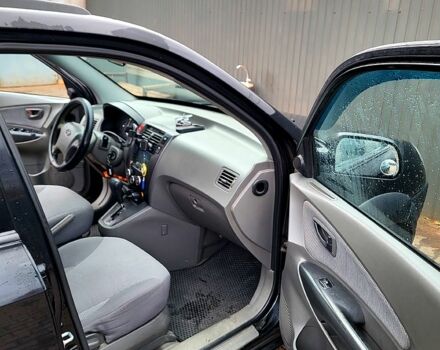 Черный Хендай Туксон, объемом двигателя 2 л и пробегом 223 тыс. км за 7500 $, фото 4 на Automoto.ua