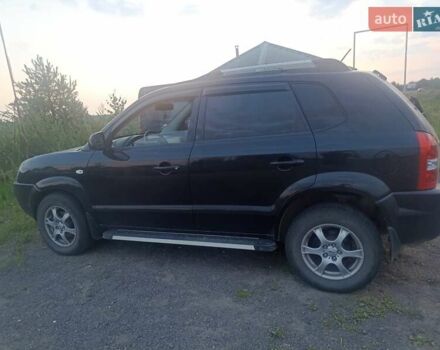 Черный Хендай Туксон, объемом двигателя 1.99 л и пробегом 239 тыс. км за 7700 $, фото 4 на Automoto.ua