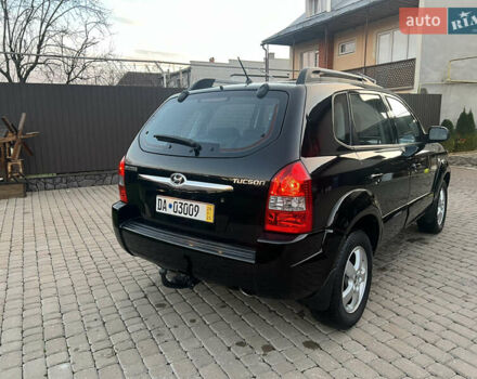 Черный Хендай Туксон, объемом двигателя 2 л и пробегом 276 тыс. км за 7450 $, фото 16 на Automoto.ua