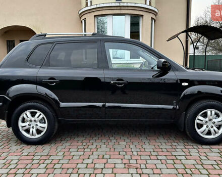 Чорний Хендай Туксон, об'ємом двигуна 2 л та пробігом 182 тис. км за 8299 $, фото 3 на Automoto.ua