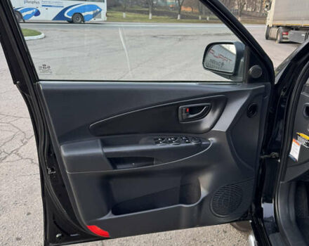 Черный Хендай Туксон, объемом двигателя 2 л и пробегом 210 тыс. км за 7850 $, фото 21 на Automoto.ua