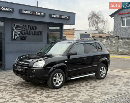 Чорний Хендай Туксон, об'ємом двигуна 2 л та пробігом 240 тис. км за 6888 $, фото 2 на Automoto.ua