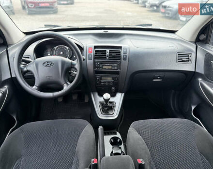 Чорний Хендай Туксон, об'ємом двигуна 2 л та пробігом 240 тис. км за 6888 $, фото 15 на Automoto.ua
