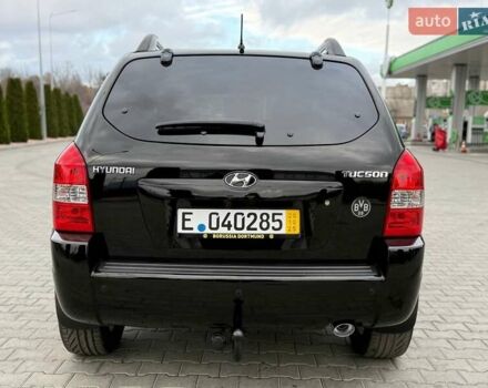 Черный Хендай Туксон, объемом двигателя 1.98 л и пробегом 239 тыс. км за 8700 $, фото 4 на Automoto.ua