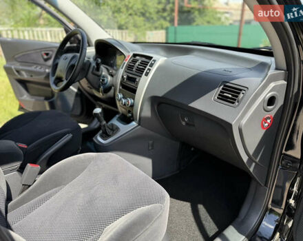 Чорний Хендай Туксон, об'ємом двигуна 2 л та пробігом 145 тис. км за 8999 $, фото 4 на Automoto.ua