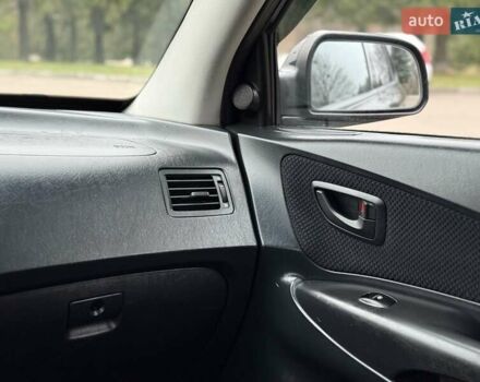 Черный Хендай Туксон, объемом двигателя 1.99 л и пробегом 240 тыс. км за 7200 $, фото 58 на Automoto.ua