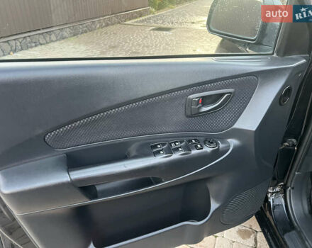 Черный Хендай Туксон, объемом двигателя 2 л и пробегом 276 тыс. км за 7450 $, фото 32 на Automoto.ua