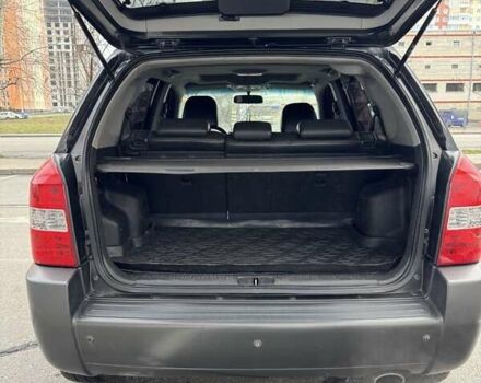 Черный Хендай Туксон, объемом двигателя 2 л и пробегом 282 тыс. км за 8700 $, фото 5 на Automoto.ua