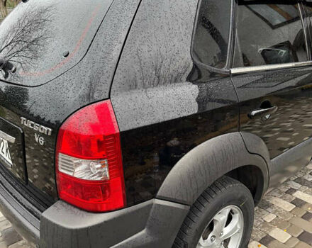 Черный Хендай Туксон, объемом двигателя 2.66 л и пробегом 205 тыс. км за 10000 $, фото 12 на Automoto.ua