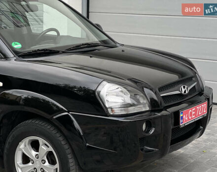 Чорний Хендай Туксон, об'ємом двигуна 2 л та пробігом 163 тис. км за 9199 $, фото 1 на Automoto.ua