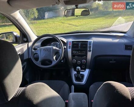 Черный Хендай Туксон, объемом двигателя 2 л и пробегом 198 тыс. км за 8200 $, фото 17 на Automoto.ua