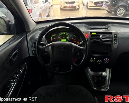 Черный Хендай Туксон, объемом двигателя 2 л и пробегом 160 тыс. км за 8800 $, фото 7 на Automoto.ua