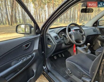 Чорний Хендай Туксон, об'ємом двигуна 2 л та пробігом 201 тис. км за 8999 $, фото 6 на Automoto.ua