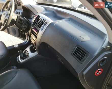 Черный Хендай Туксон, объемом двигателя 1.99 л и пробегом 159 тыс. км за 9700 $, фото 13 на Automoto.ua