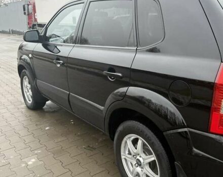Черный Хендай Туксон, объемом двигателя 2 л и пробегом 237 тыс. км за 8350 $, фото 3 на Automoto.ua
