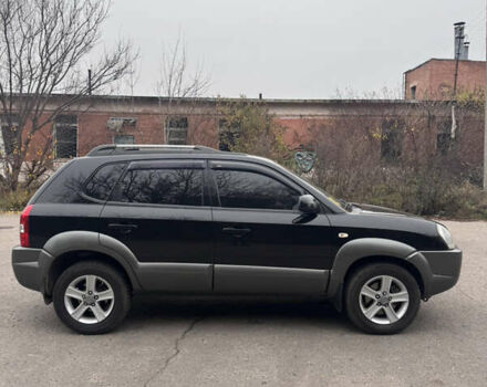 Черный Хендай Туксон, объемом двигателя 1.98 л и пробегом 120 тыс. км за 8500 $, фото 2 на Automoto.ua