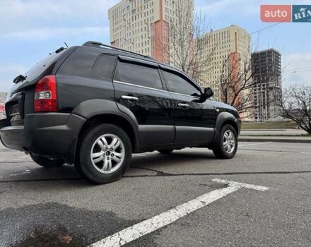 Черный Хендай Туксон, объемом двигателя 2 л и пробегом 282 тыс. км за 8700 $, фото 6 на Automoto.ua