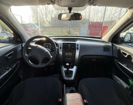 Черный Хендай Туксон, объемом двигателя 1.98 л и пробегом 220 тыс. км за 7500 $, фото 19 на Automoto.ua